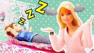 Barbie Puppen Video. Ein neues Bett für Barbies Familie. Kinder Video auf Deutsch