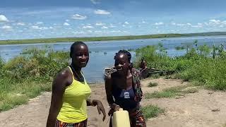 Bathing and fetching water along the Nile @africannyako