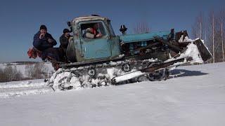 Трактор ДТ 75 в очень глубоком снегу