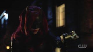 Arrow [7x9] BatWoman saves Barry and Cisco