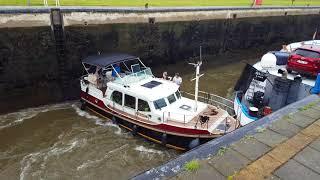 Onervaren  een sluis binnen varen