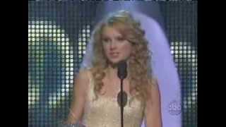 Taylor Swift winning CMA 2007 Horizon Award