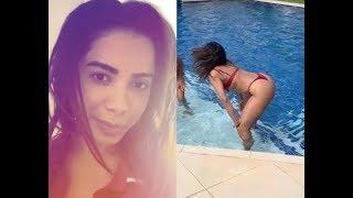 Anitta se esbalda no Natal e dança de biquíni fio-dental na piscina