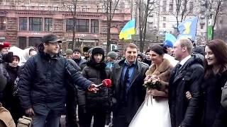 Молодята на Євромайдані. гірко!