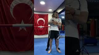 Kavgada arkadan sarılan birini etkisiz hale getirme tekniği #shorts