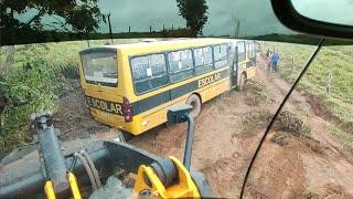 INDO RESGATA ÔNIBUS ESCOLAS .                       PÁ CARREGADEIRA JCB 426ZX