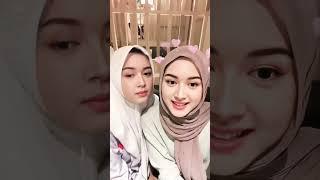 Vidio short "two girls" hijab fashion #viral #kompilasi #fypシ #tiktok #beautyfashion #elinadevia