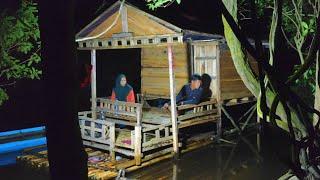 Camping hujan deras || di rumah terapung bersama istri di temani beragam suara