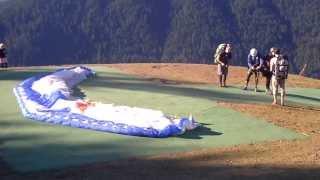 Paragliders taking off at Poo Poo Point, Washington Traveloque