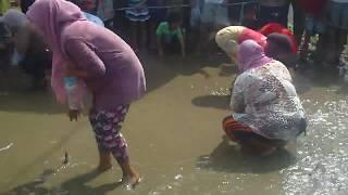 Para ibuk-ibuk mengikuti Lomba Memasuk kan Blut ke dalam Botol Aqua