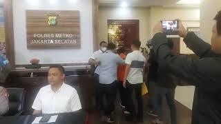 LIVE - Pengemudi Fortuner Viral Perusak Mobil Brio Kuning Dihadirkan di Polres Jakarta Selatan