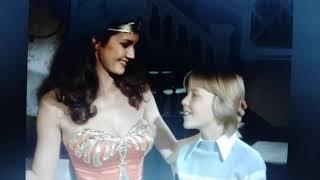 Wonder Woman love and kiss a child / cariña y besa a un niño