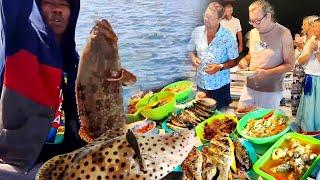 Grouper fish that are still moving are immediately cooked and eaten by foreign tourists.