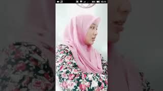 JILBAB PINK MODEL SEGIEMPAT MOTIF BUNGA GANDUL DITARUH DIATAS MEJA