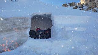 bushcraft Winter Camping-Building a shelterunder the snow storm-survival-No Tent-Snowy Campfire,Asmr