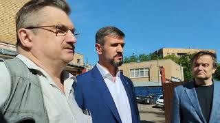 Депутат Михаил Андрианов и член команды мэра Александр Лиханов против велокурьеров. 24 мая 2024 года