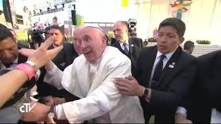 Papa Francesco in Messico si arrabbia tantissimo con un ragazzo