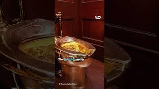 Golden toilet stolen from English palace | DW News