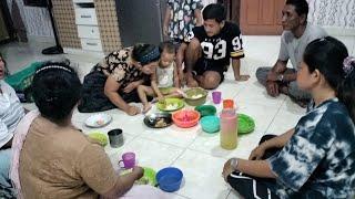 saya masak buat kami semua||makan bersama