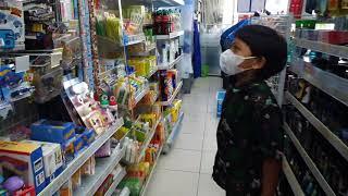 Hunting Hotwheels! Baba dan Kaka Aslan pulang sekolah Hunting Hotwheels di Indomaret