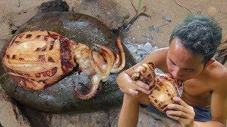 Primitive Technology: Cooking Big Octopus on the Rock Eating Delicious