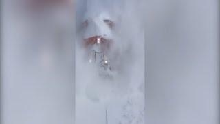Amateurvideo: Zug bricht durch massive Schneewand