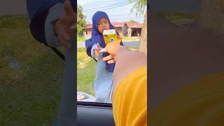 Sedih dan kasihan, anak sekecil ini sudah berjuang hidup jualan dijalanan #shorts