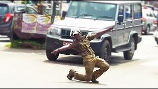 Indian policeman controls traffic with dance moves