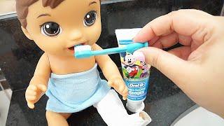 Baby Alive escovando os dentes na pia com a Mamãe