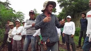 Coringa Agrofloresta com o Professor Juã para aula de planejamento de reforma de canteiros.