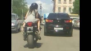 Не ездите девки в коротких платьях на мотоцикле