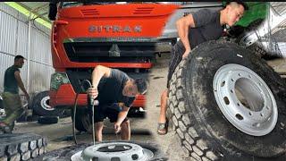 Auto repair: How to replace a 100 ton container tire by a mechanic