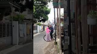 Viral Aksi Wanita di Kampung Inggris Pare Paksa Orang Beli Dagangannya #shorts #kampunginggris