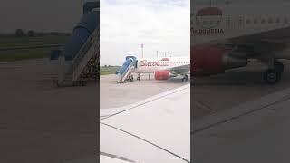 Detik-Detik Pemasangan Tangga di Pintu Pesawat Batik Air #shorts #youtubeshorts