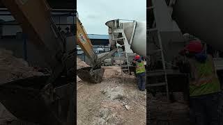 Beton Mixer Pengecoran Lantai Kerja Dengan Bucket Excavator #shortsvideo #shorts #excavator