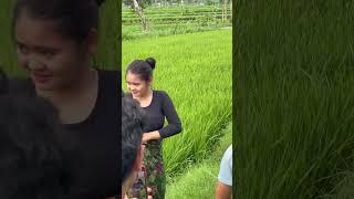 Viral cewek cantik sedang memperbaiki kainnya di tengah sawah. #lombokvirall #gadislombok #gadisdesa