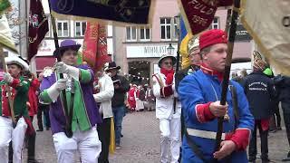 Foaset in Fulda - 11.11.2024 - Einzug auf dem Buttermarkt mit Fahnenträgern und Randstaatenkapelle