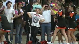 Crowd goes wild over kid United Township fan dancing to `Juju On That Beat`