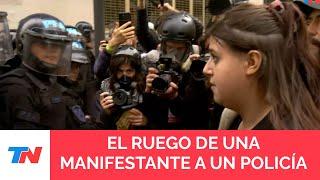 El ruego de una manifestante a un policía: "estás a tiempo, deja el escudo, vení de este lado"