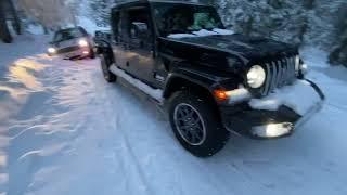 Jeep Gladiator rescuing a stuck Mini Countryman in the snow