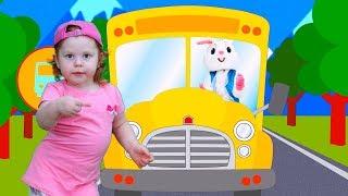 The wheels on the bus, how Ariana is dancing and having fun, nursery rhymes VLOG Arishka Play Time