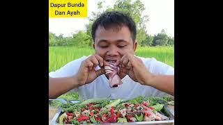 Makan salad pepaya melon lalap pare mentah, Bambang Tampan Lahap Banget 