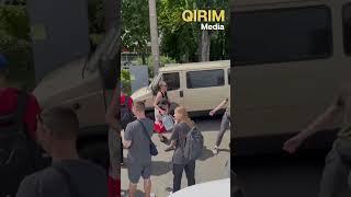  Поблизу Київської дитячої лікарні "Охматдит" люди допомагають службам розбирати завали.