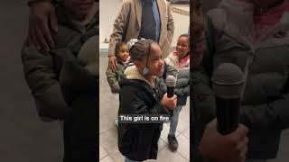 Little girl captures the hearts of New York strangers with her beautiful voice ️️