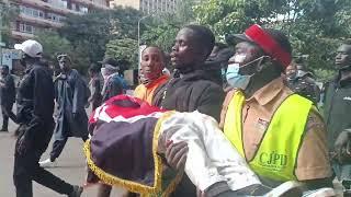 KENYANS PROTEST AGAINST THE D£@D PEOPLE ALONG PARLIAMENT ROAD