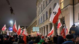 Protest w obronie TVP w Warszawie. Tłum skandował: "Tusk to zdrajca!"