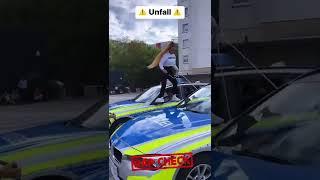 SCHWESTER EWA reitet 2 Polizeiautos & fliegt dann auf die fresse #Shorts