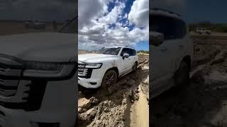 Toyota Land Cruiser 300 vs Land Rover Defender - Extreme 4x4 Off-Road Battle