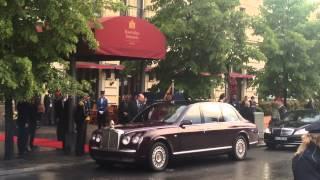 Queen Elisabeth II. zum Staatsbesuch in Berlin. Ankunft am Hotel Adlon