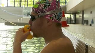 Triathletin Fabiana bringt Anthony das Schwimmen bei (3/6)